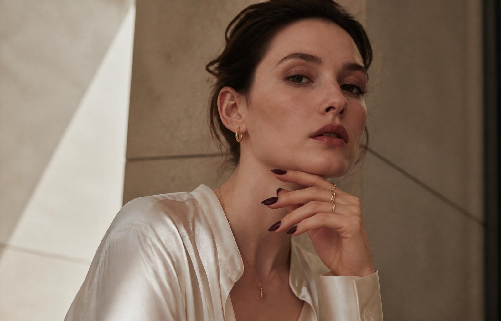 Portrait éditorial d'une femme aux ongles plum brillants
